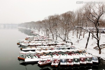 雪后滨河公园风景