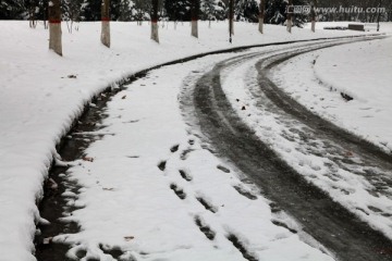 雪地上弯曲的道路印记