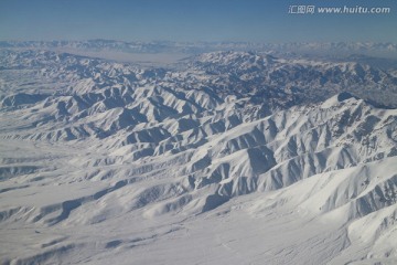 航拍连绵雪山