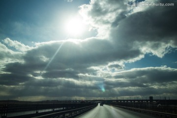 透过云层的阳光 公路