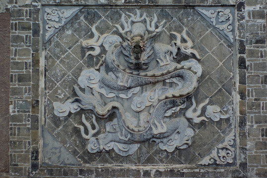石壁雕龙
