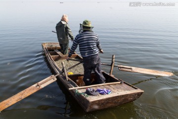 渔民捕鱼 小鱼 鱼满仓 划桨