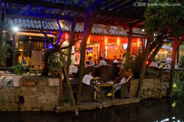 丽江古城夜色下的饭店