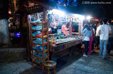 丽江古城夜色下的饰品店