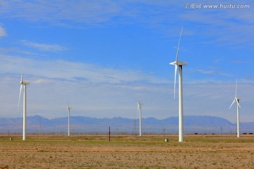 戈壁滩上的风力发电机组