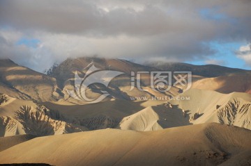 沙漠戈壁雪山