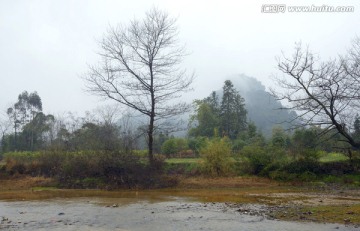 烟雨村边