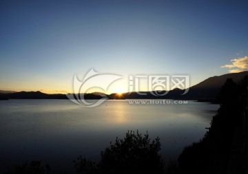 太阳初起泸沽湖