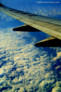 机翼下的云海