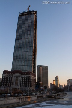 海河畔的高层建筑 塔吊