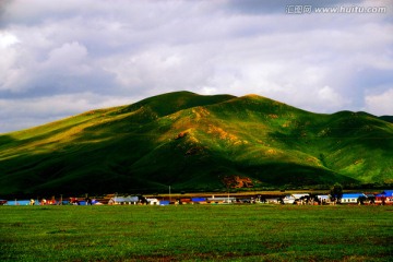 大山下的草原村落