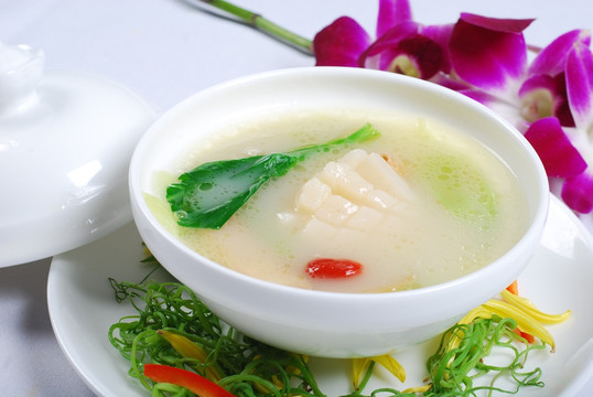 鸡煲翅汤松茸
