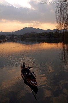 杭州西湖夕阳和游船