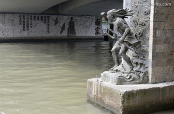 运河边的雕塑