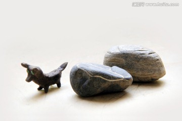 泥塑小动物与小石头