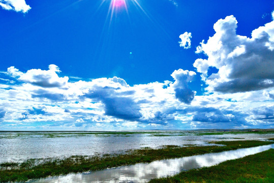 蓝天白云下的呼伦湖