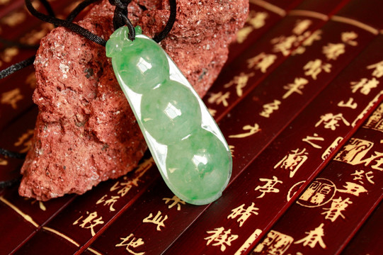 翡翠四季豆吊坠