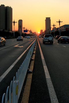 夕阳下的城市快车道