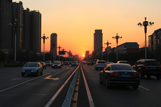 夕阳下的城市快车道