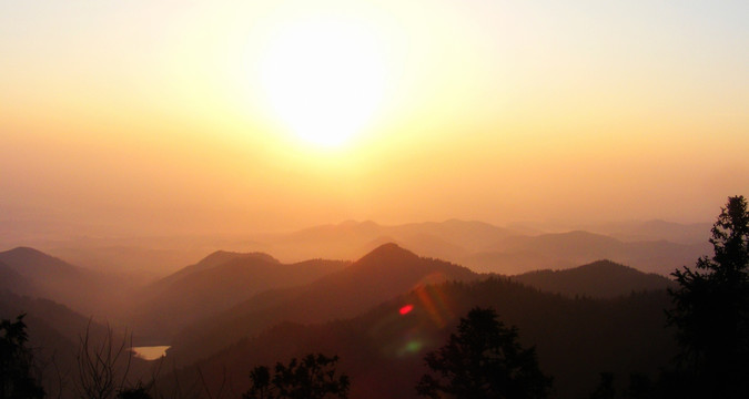 日出时的群山