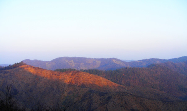 黎明中的群山