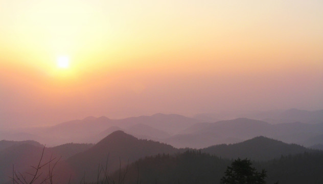 日出时的群山