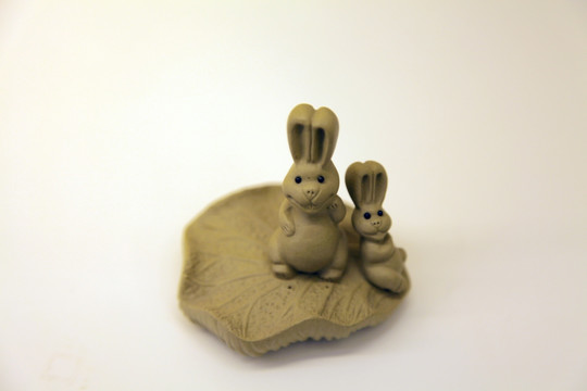两只小兔子泥塑