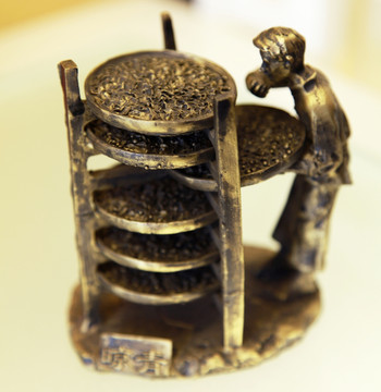 茶叶加工晾青铜雕
