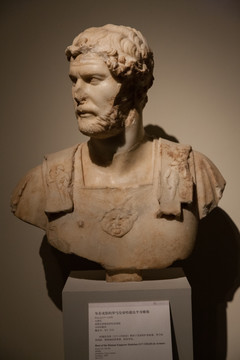 穿戎装的罗马皇帝哈德良半身雕像