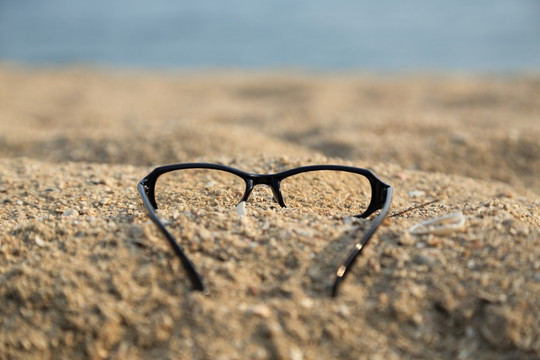 用眼镜看海