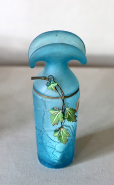 清代蓝玻璃嵌铜花果瓶