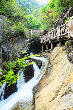 登山栈道旁的溪流