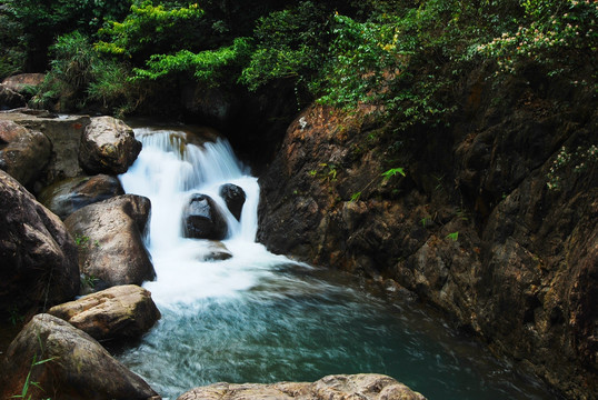 山间绿色溪流