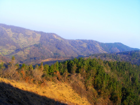 日出时的群山