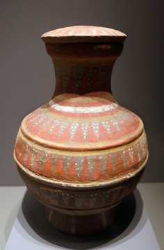 西汉三角纹彩绘陶壶