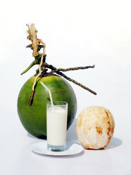 椰子和杯子里的椰汁