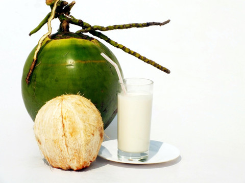椰子和杯子里的椰汁