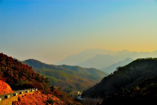 秋日山峦起伏