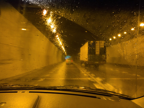 雨中驾车通过隧道