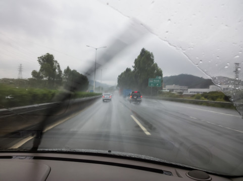 雨中驾车至分岔路