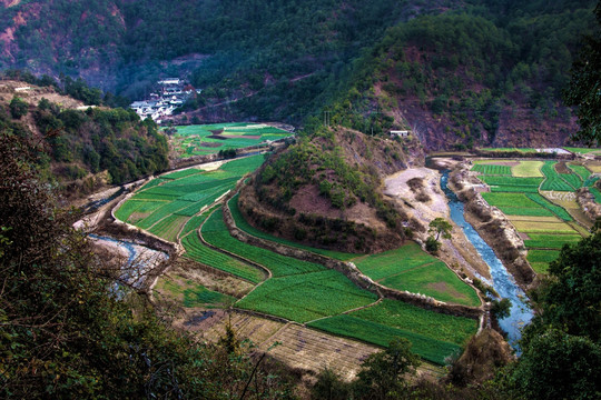 远眺小山村