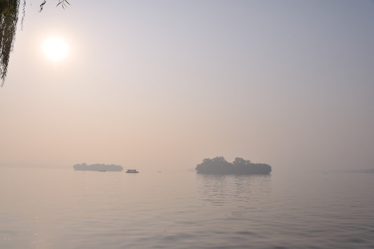 雾霾西湖的早晨