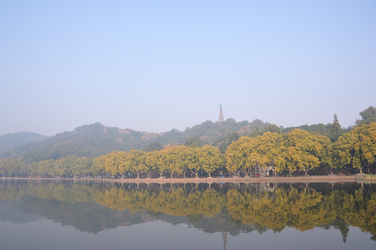 西湖北山街早晨的雾霾