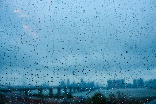 玻璃窗上的雨珠