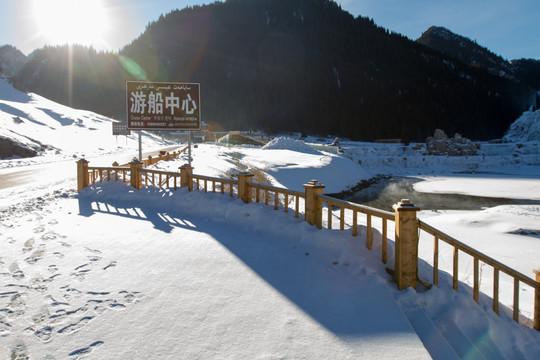 阳光下的雪地