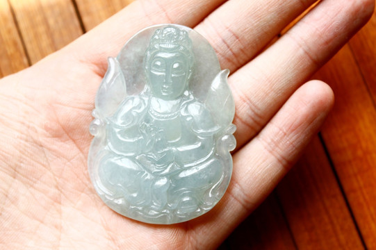 翡翠观音挂件