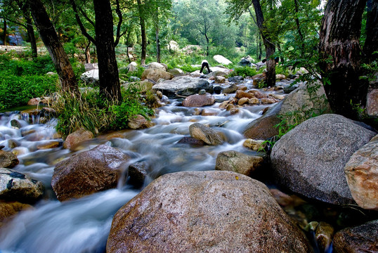 山涧溪流