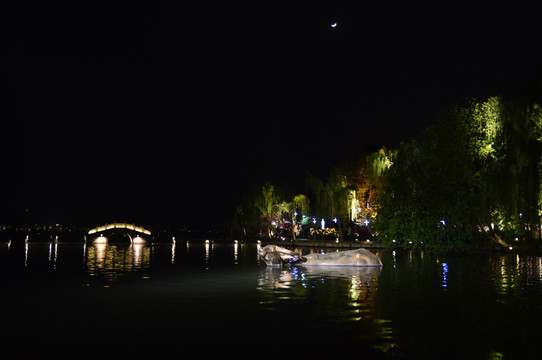 夜景 金牛出水