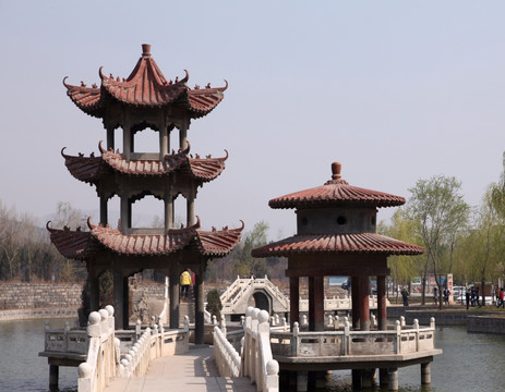 人工湖上仿古建筑