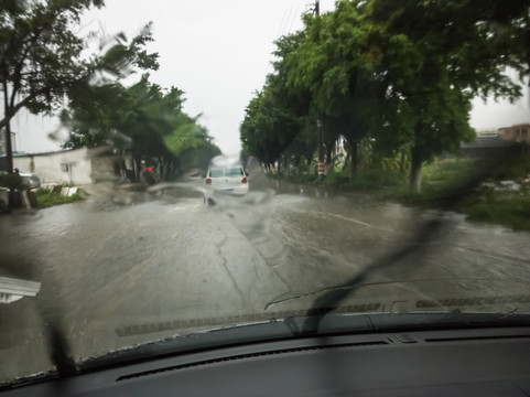 雨中积水路上驾车